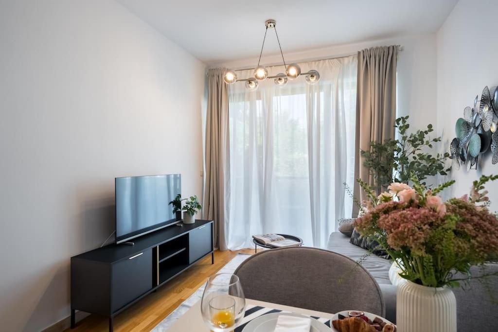 Vivando - Bright 1br - View Balcony - Parking Apartment