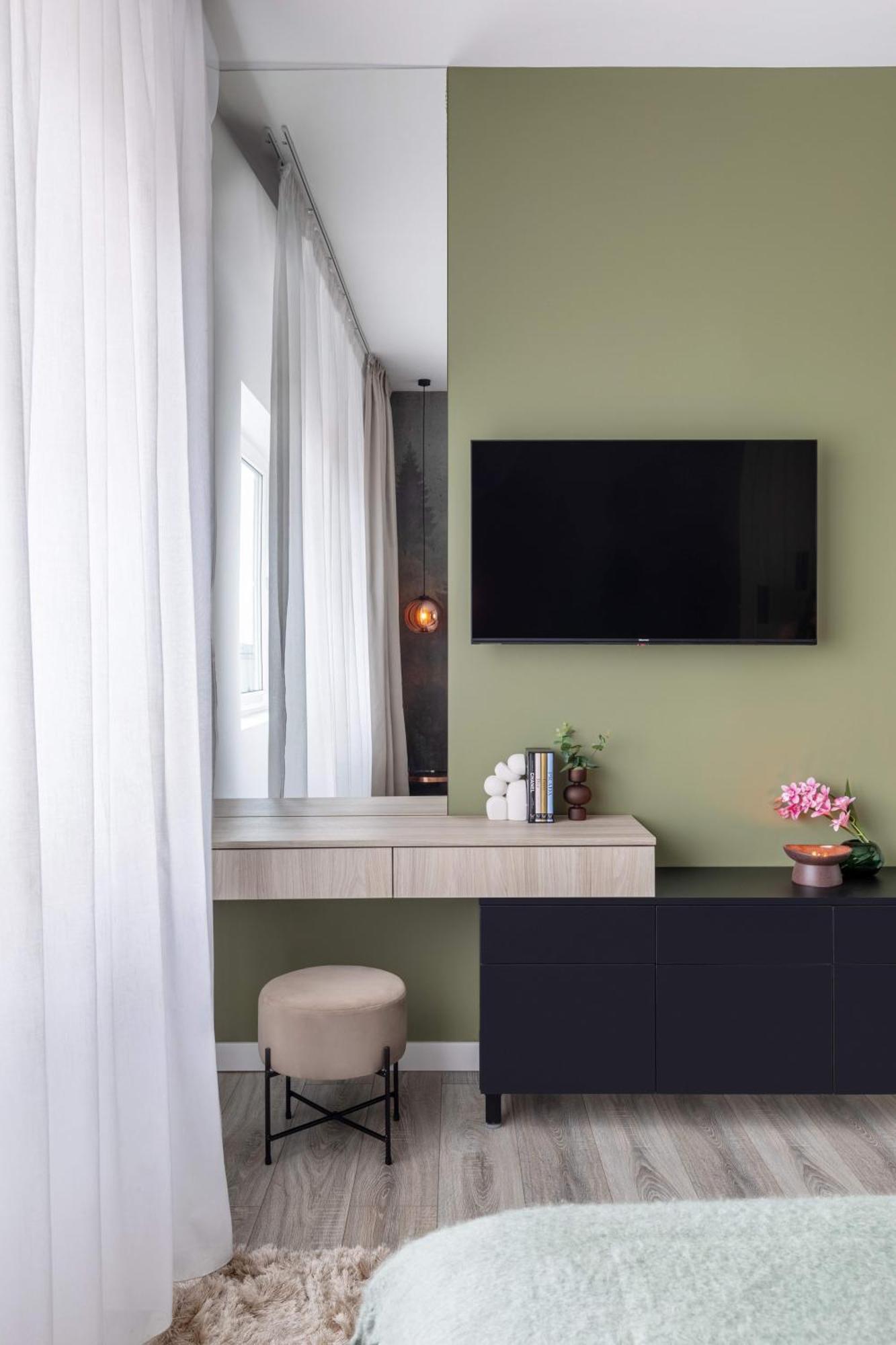 Holt - Breaking Dawn Apartment