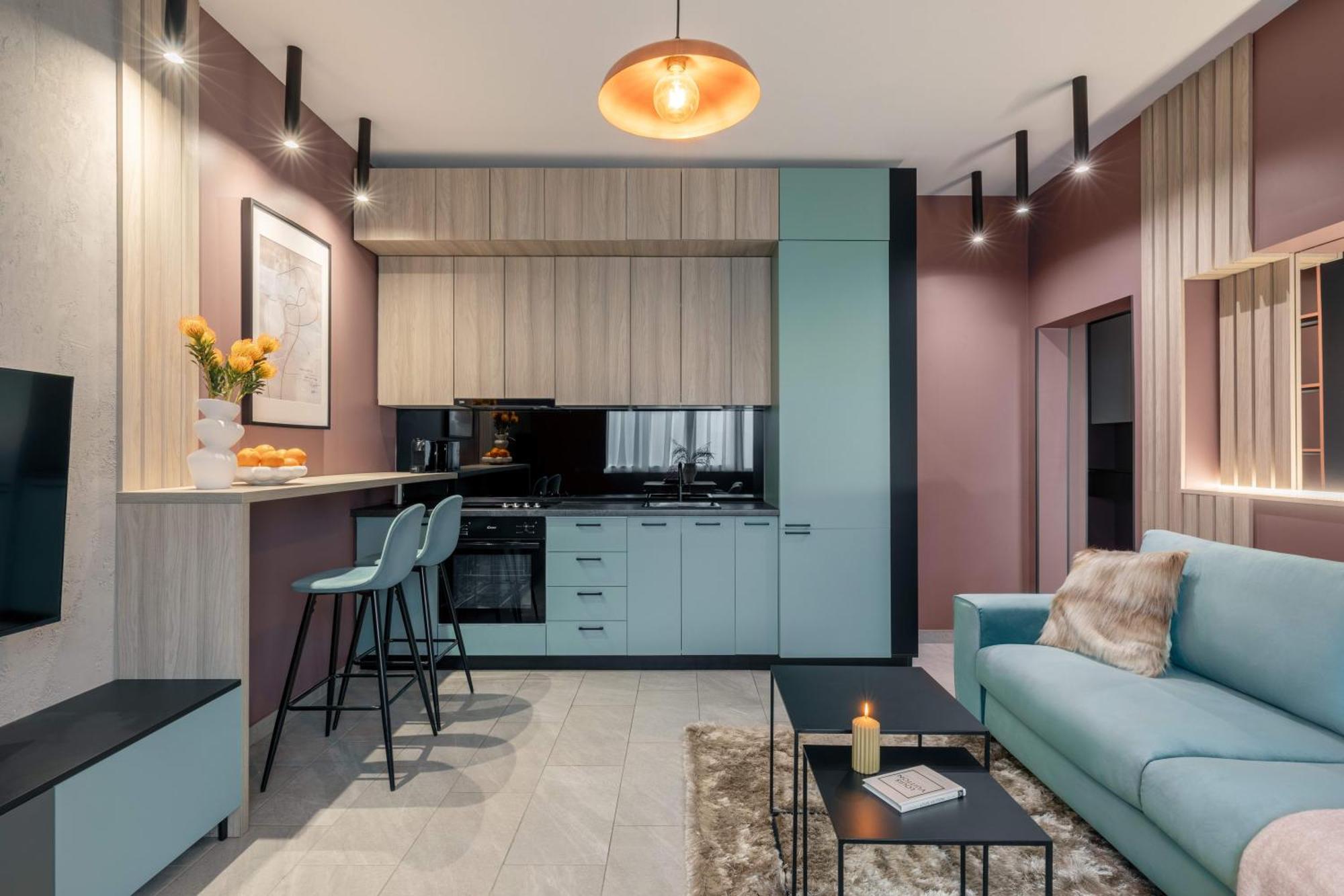 Holt - Breaking Dawn Apartment *