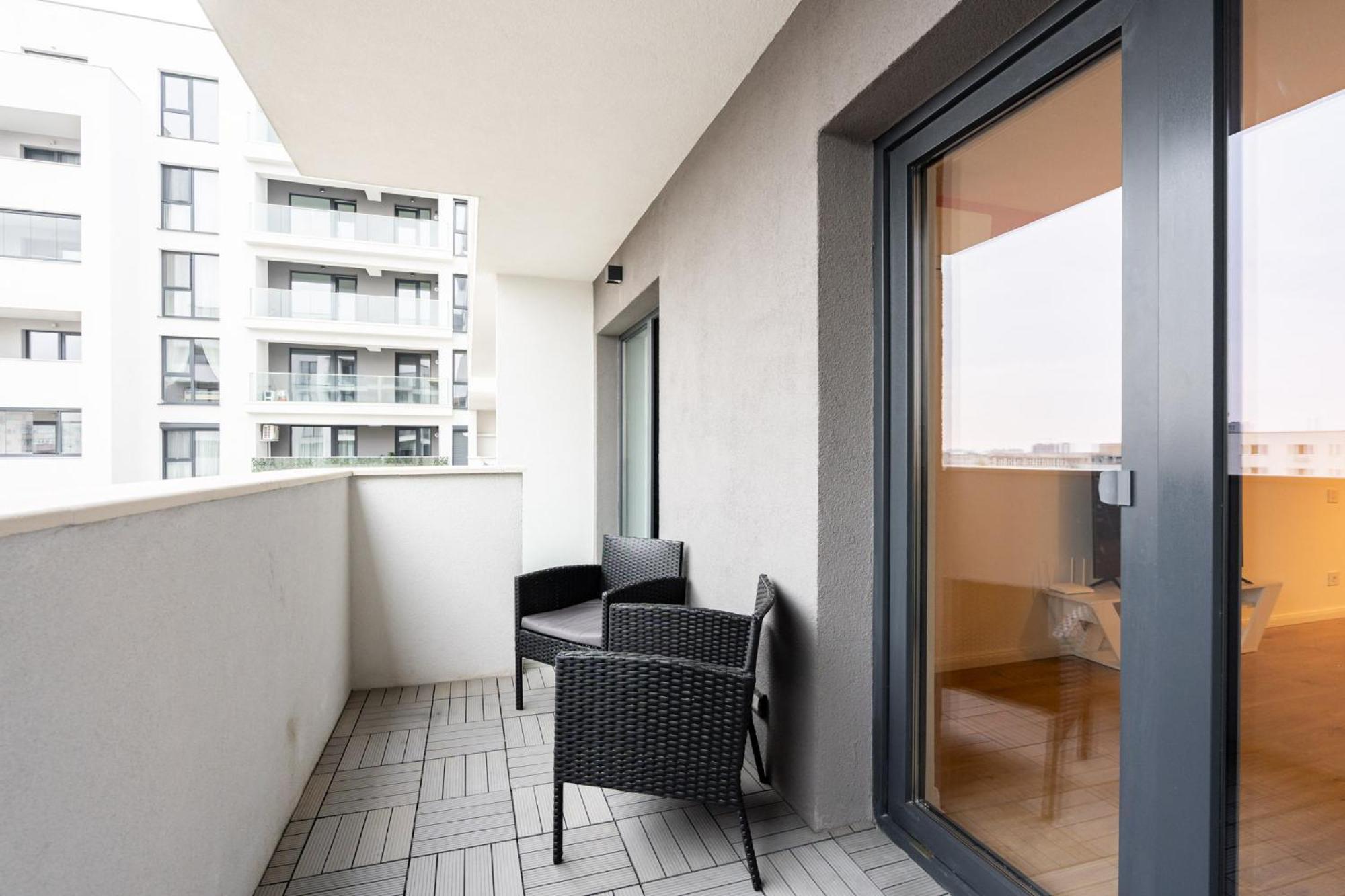 Candy Crush I 1 Bedroom With Free Underground Parking Apartment *