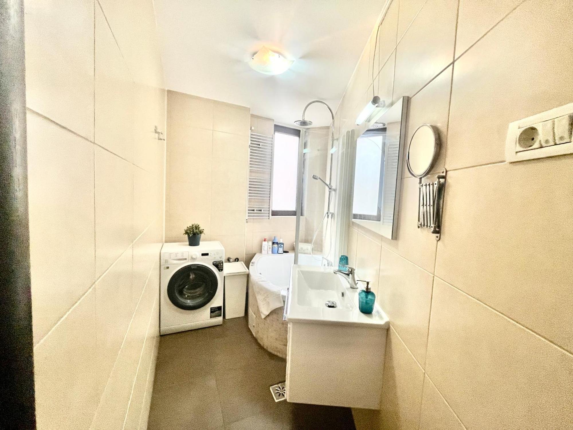 Vibrant Victoriei Apartment