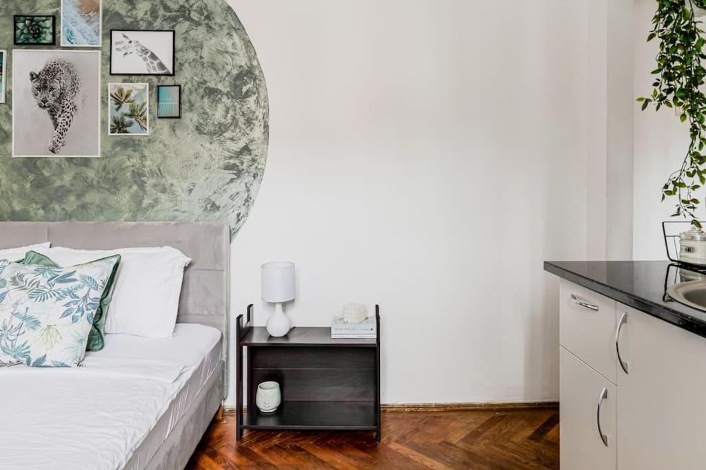 Nightfall Escape - M&n Apartment Bucharest