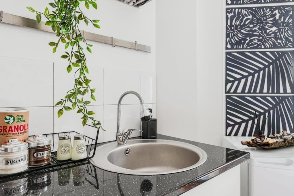 Nightfall Escape - M&n Apartment Bucharest