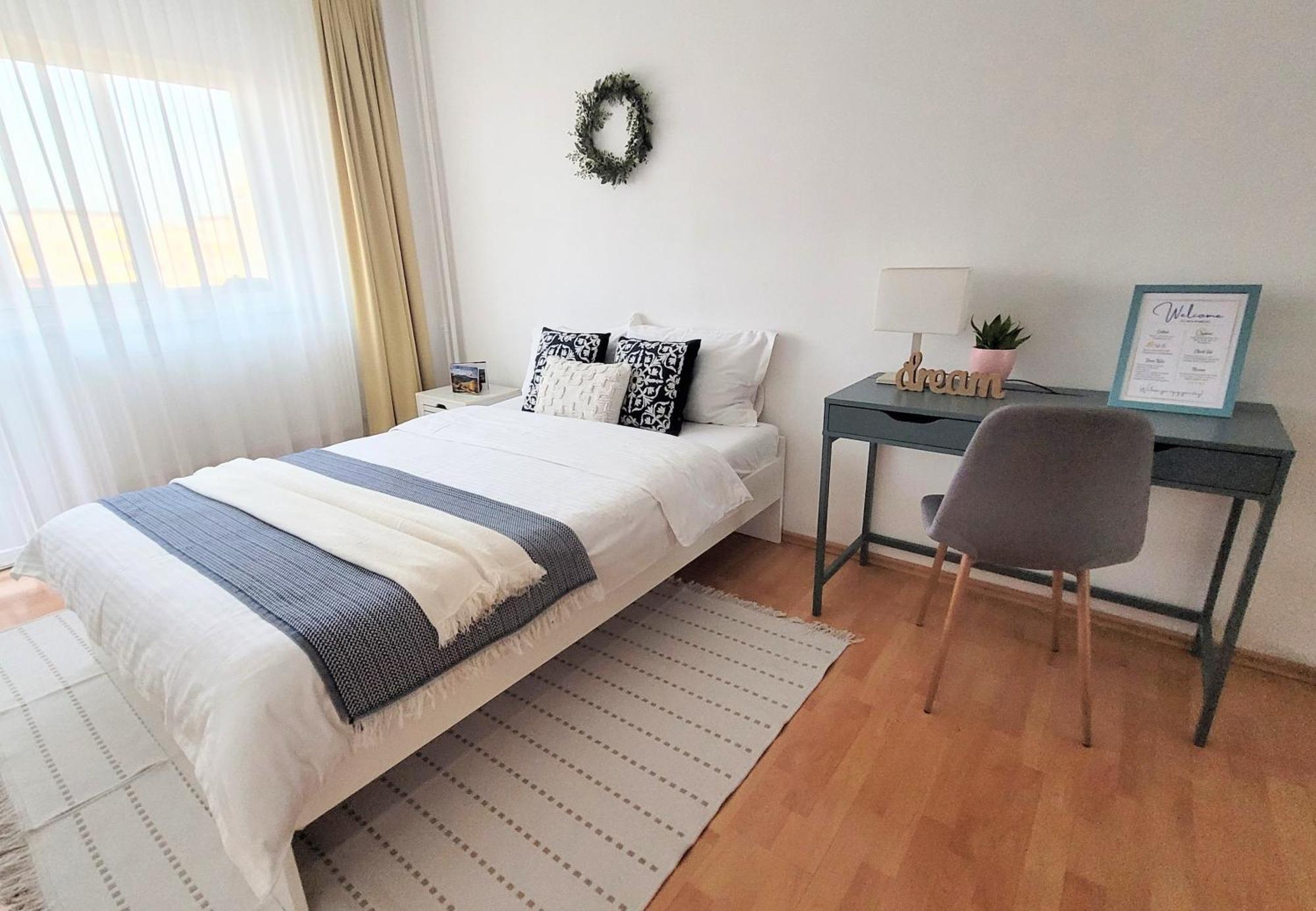 Cozy Retreat, Obor Market & Metro