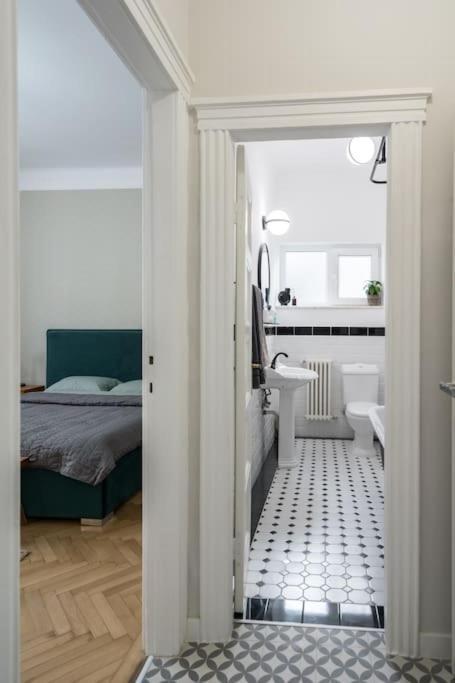 Exquisite Art Deco 2br Prime Location *