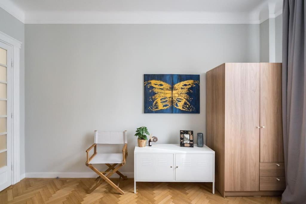 Exquisite Art Deco 2br Prime Location Apartment