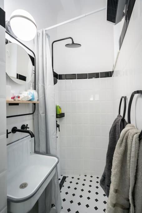 Exquisite Art Deco 2br Prime Location Apartment