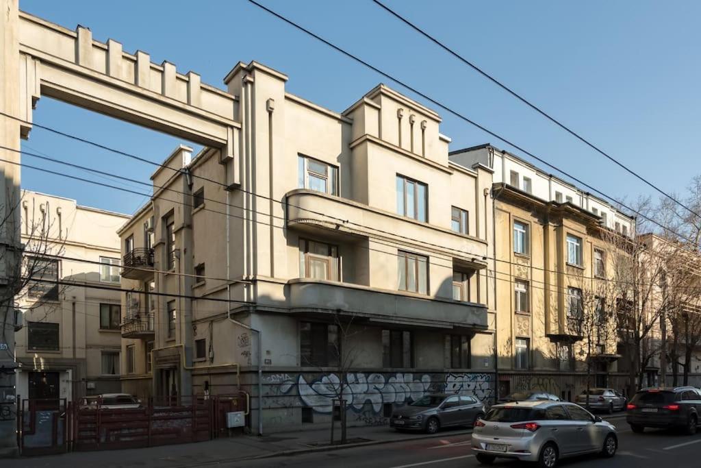 Exquisite Art Deco 2br Prime Location