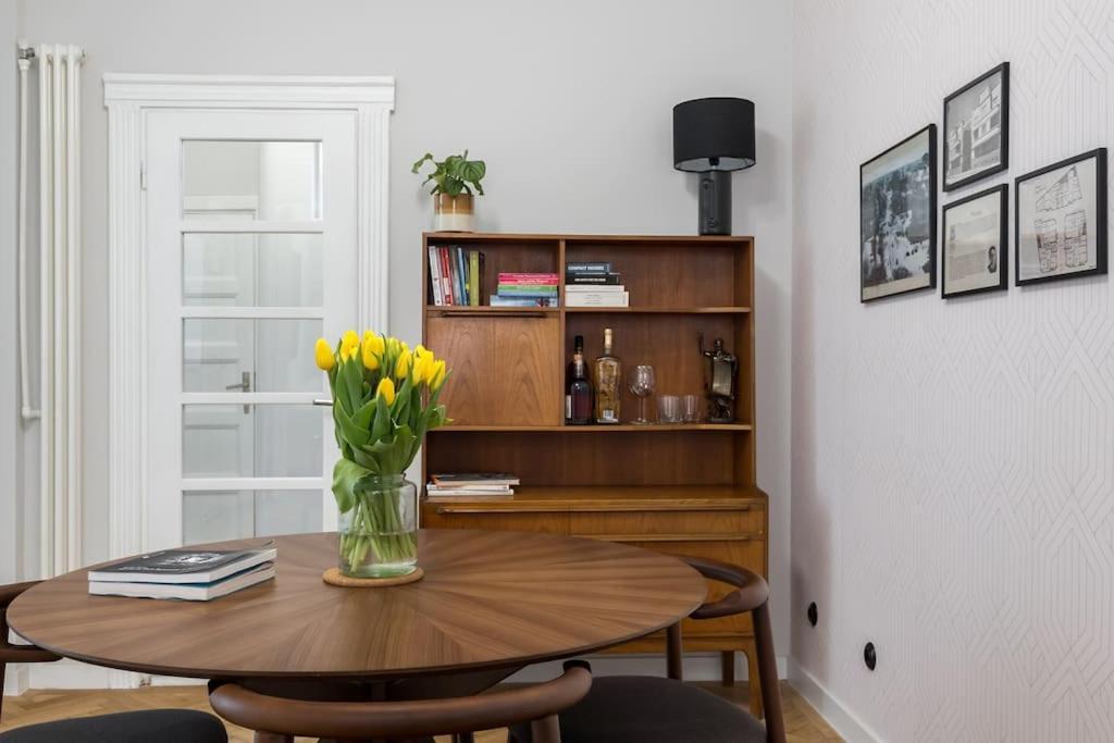 Exquisite Art Deco 2br Prime Location Apartment *