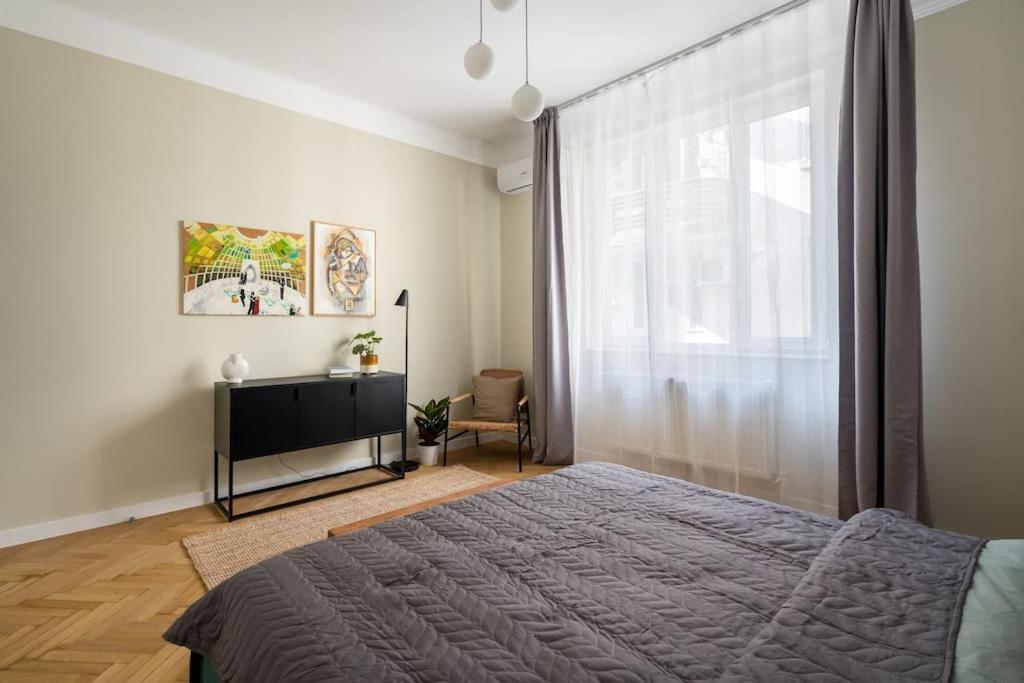 Exquisite Art Deco 2br Prime Location * Bucharest