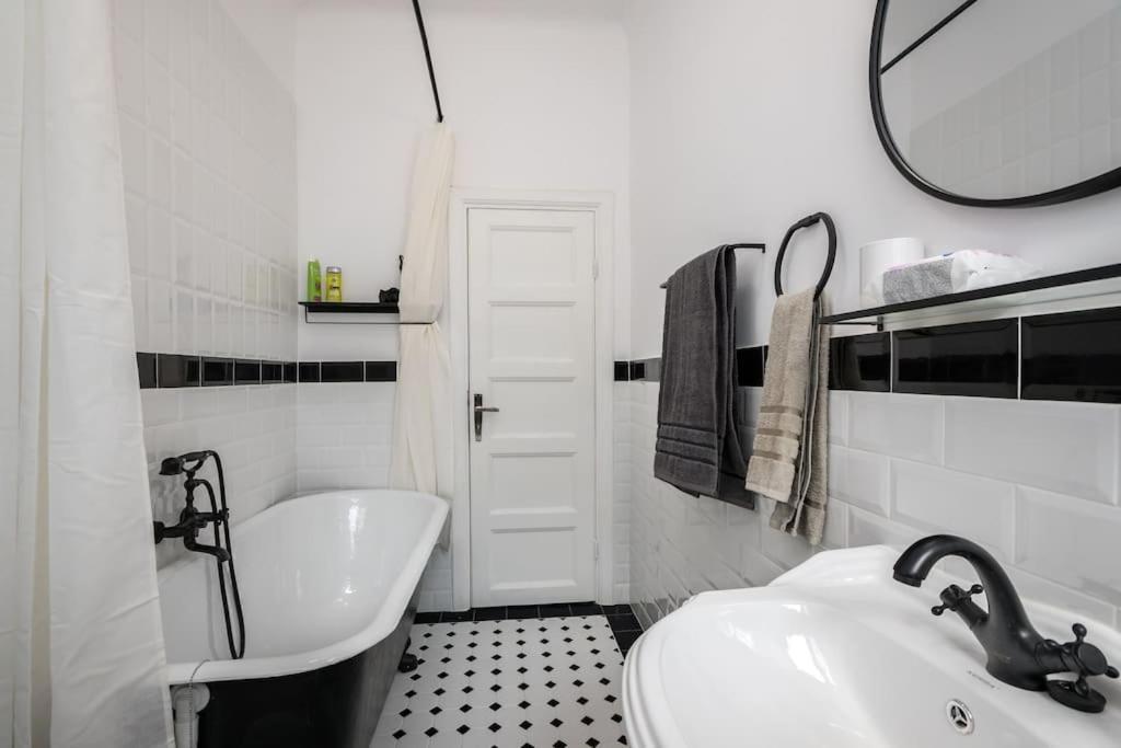 Apartment Exquisite Art Deco 2br Prime Location Bucharest
