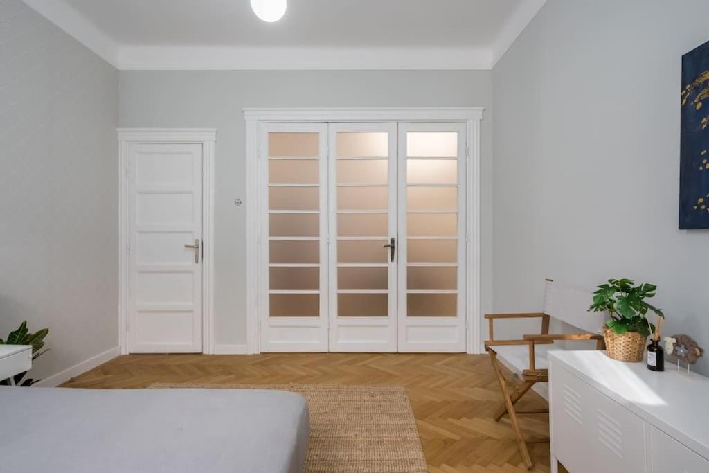 Apartment Exquisite Art Deco 2br Prime Location *