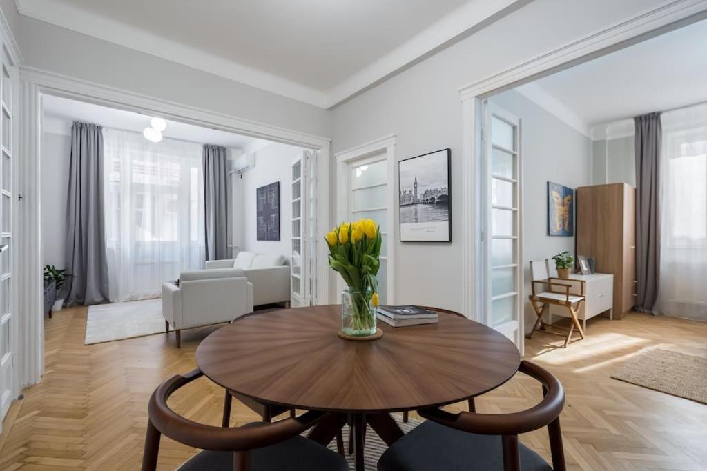 Exquisite Art Deco 2br Prime Location Apartment *