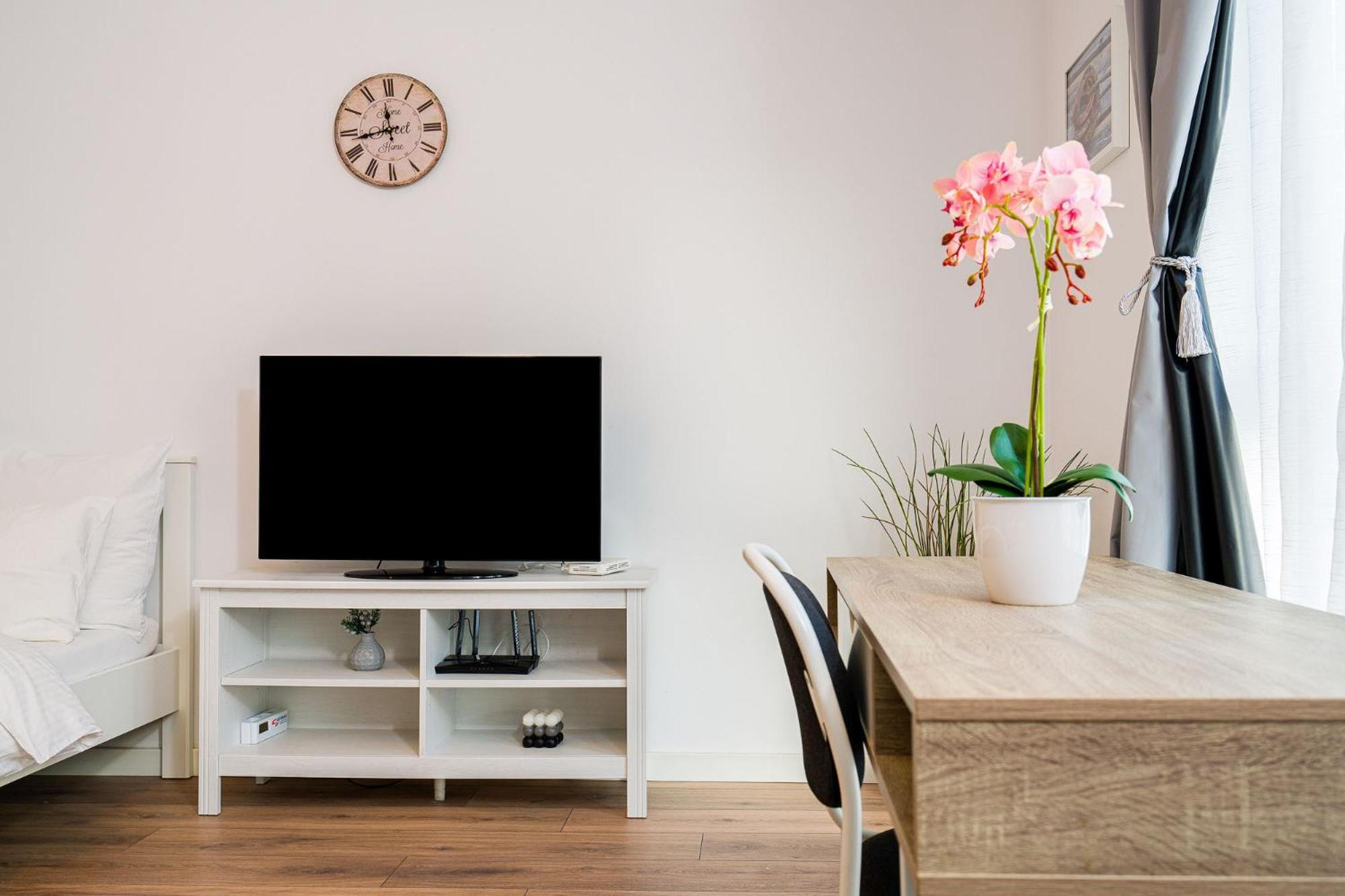 Apartment 21 *