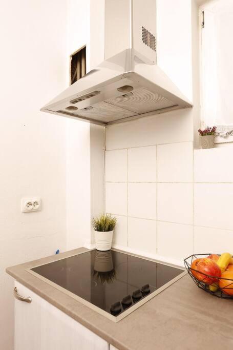 1 Bdrm In Center *