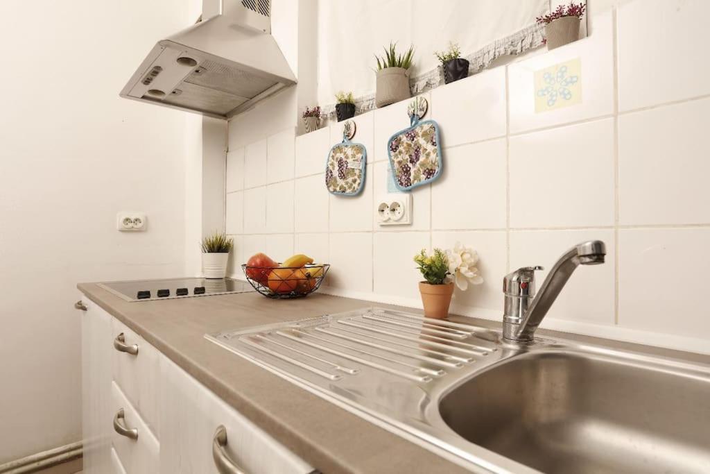 1 Bdrm In Center Apartment *