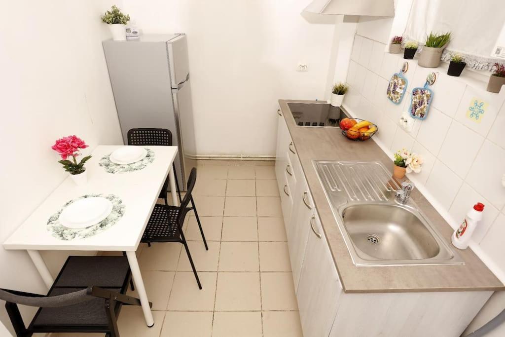1 Bdrm In Center Bucharest