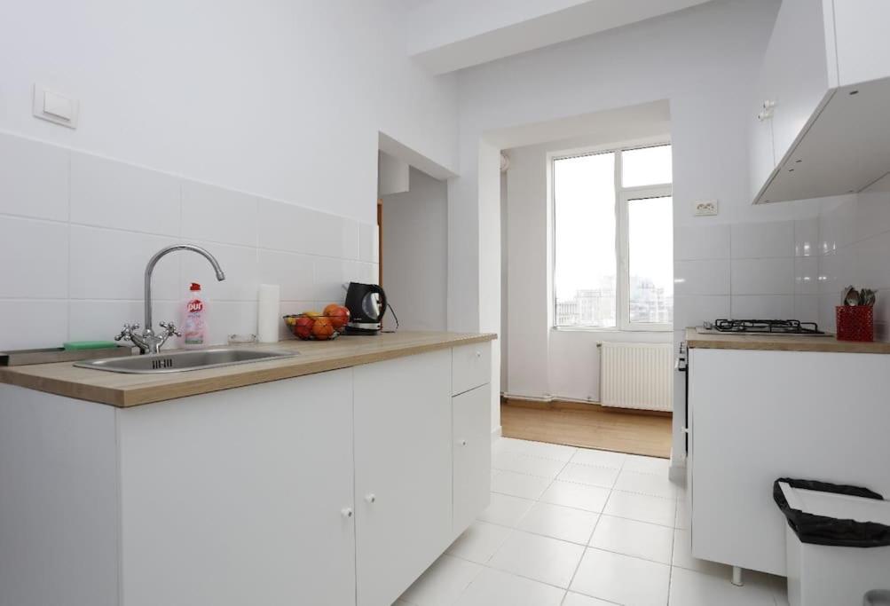 3 Bdrm In Center * Bucharest