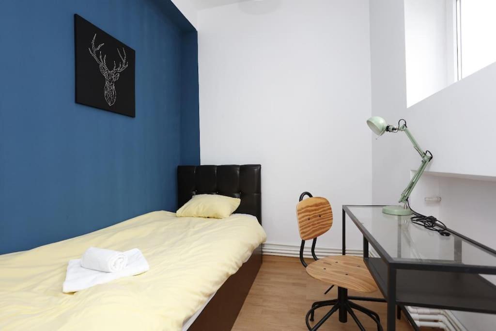 3 Bdrm In Center Apartment