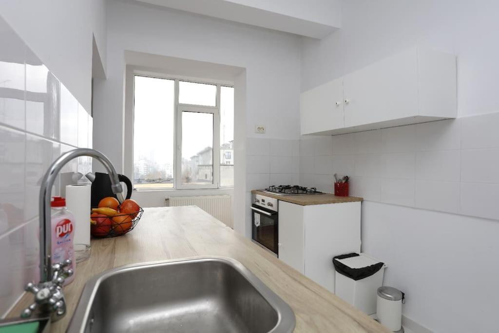 Apartment 3 Bdrm In Center *