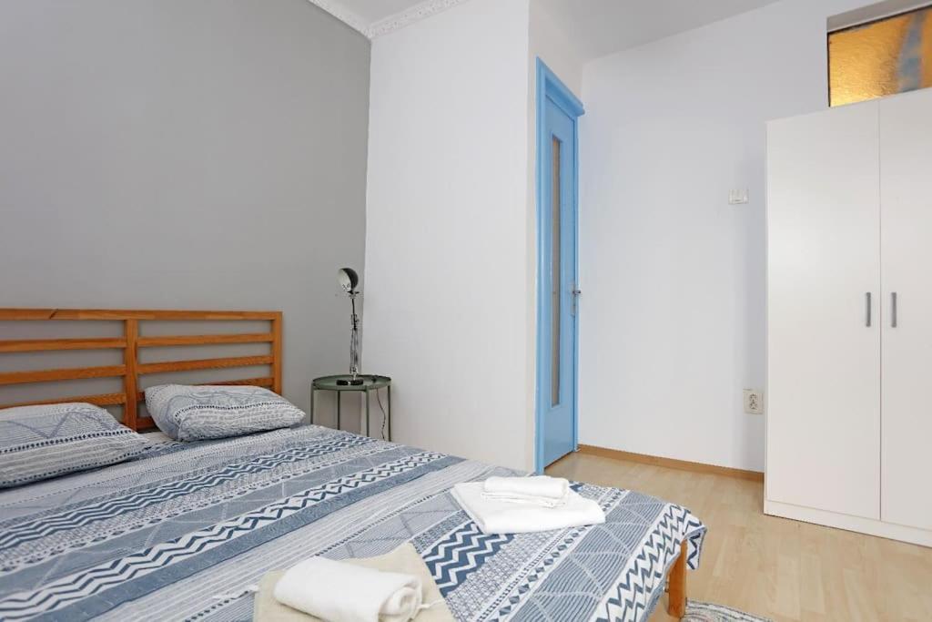 Apartment 3 Bdrm In Center Bucharest