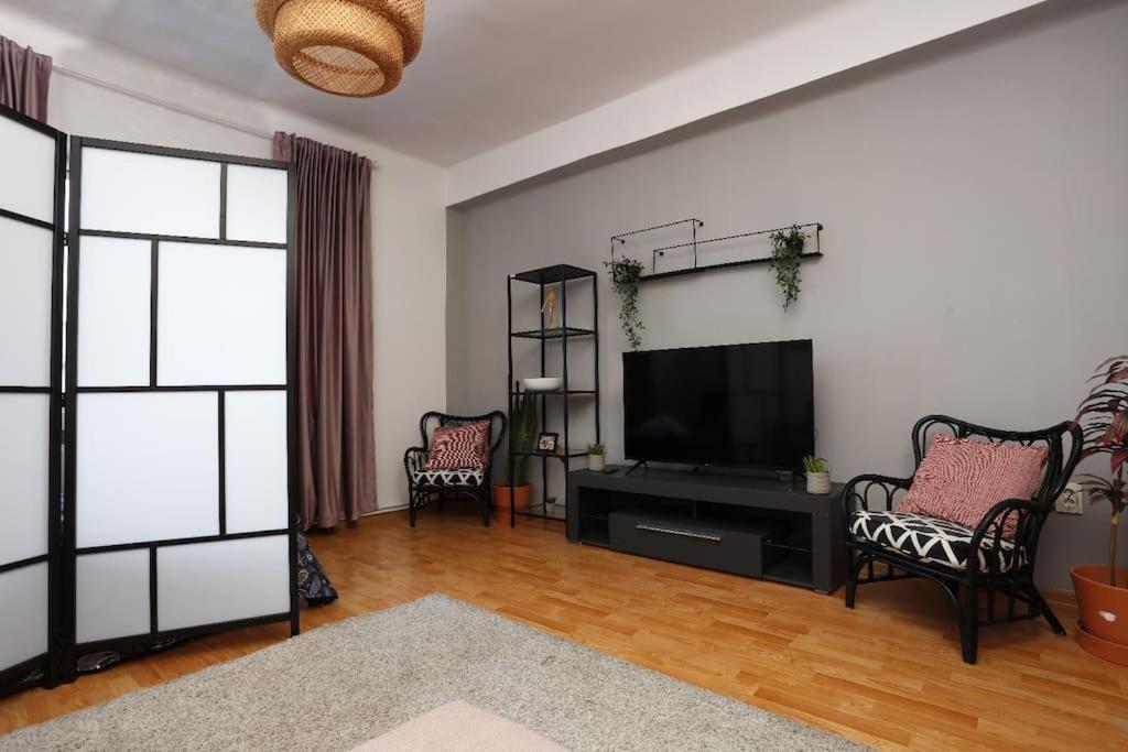 3 Bdrm In Center Bucharest