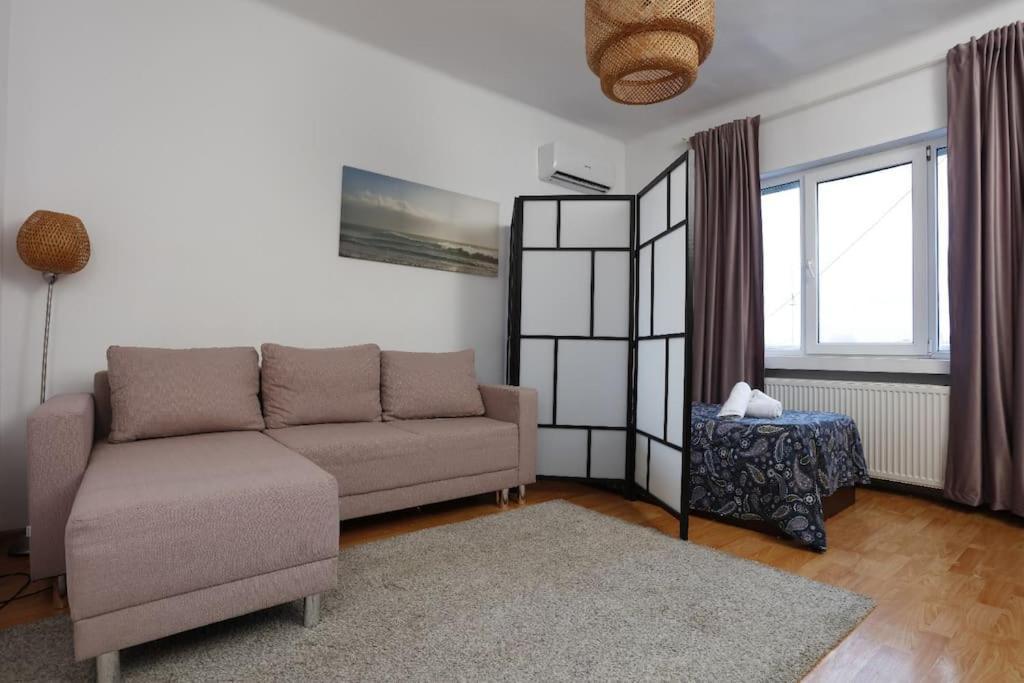 3 Bdrm In Center Apartment Bucharest