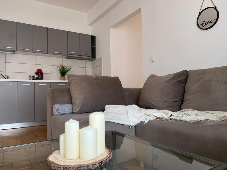 Apartment 2 Bedroom With Terrace In Center *