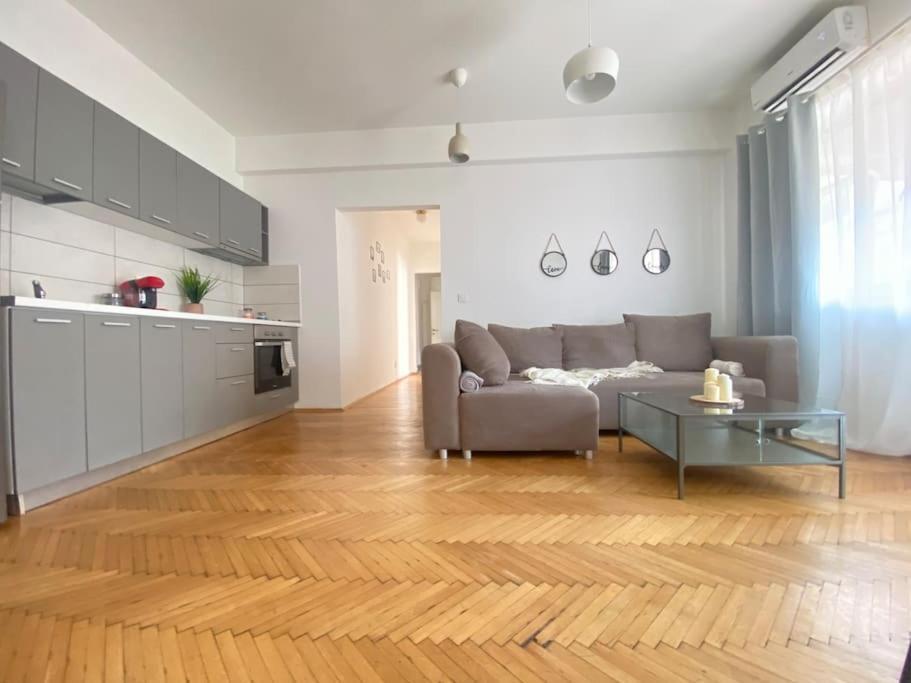 2 Bedroom With Terrace In Center Apartment *