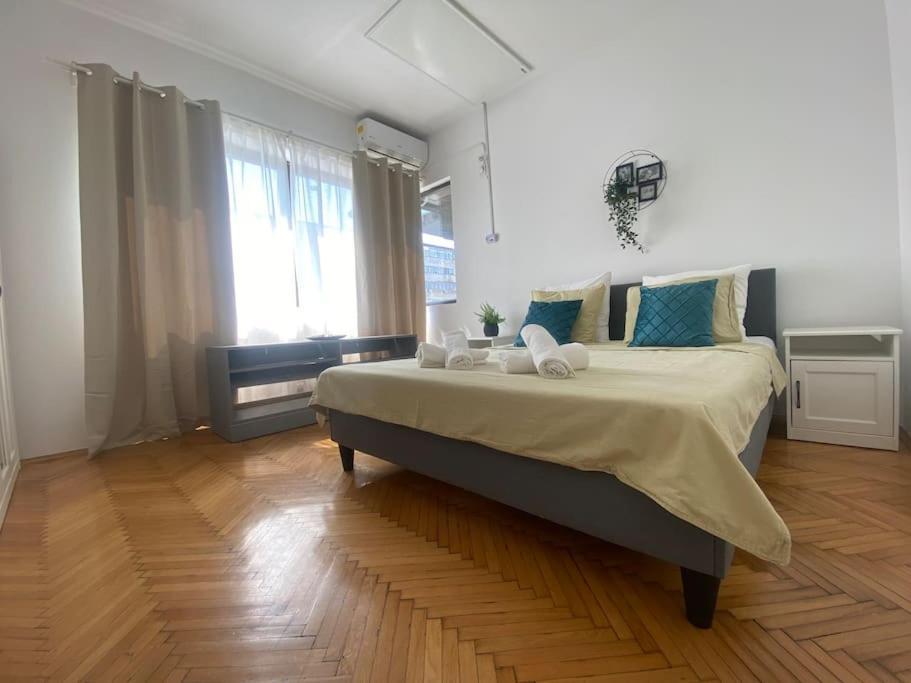 2 Bedroom With Terrace In Center