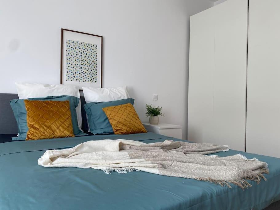 Apartment 2 Bedroom With Terrace In Center Bucharest