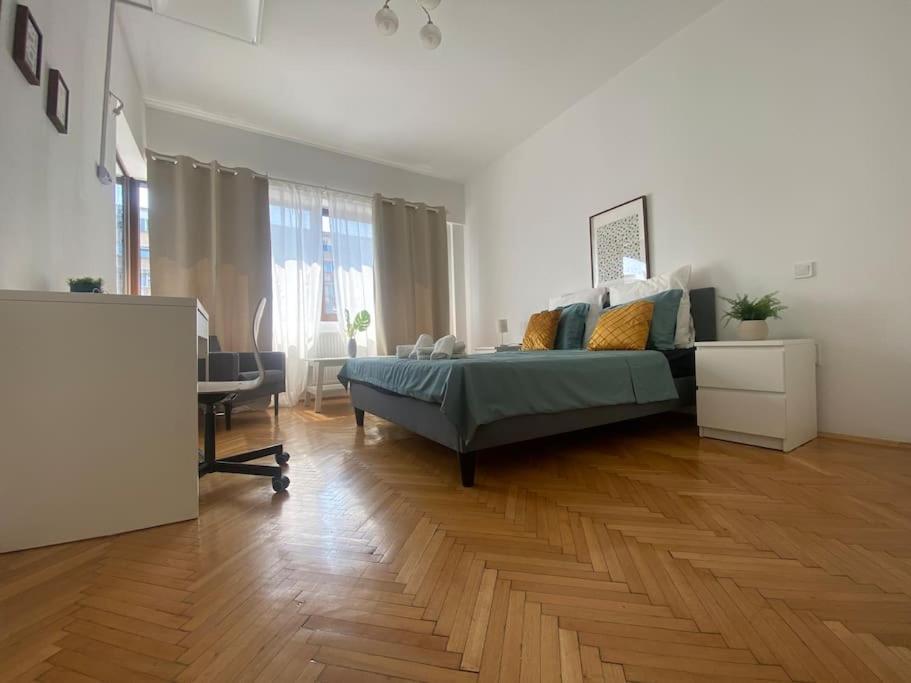 2 Bedroom With Terrace In Center Apartment *