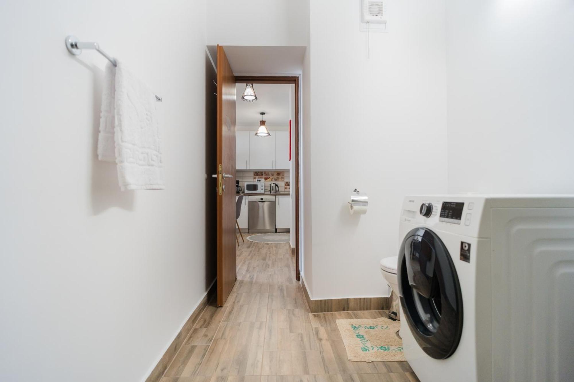 Renovated Gem Plumbuita Park Apartment