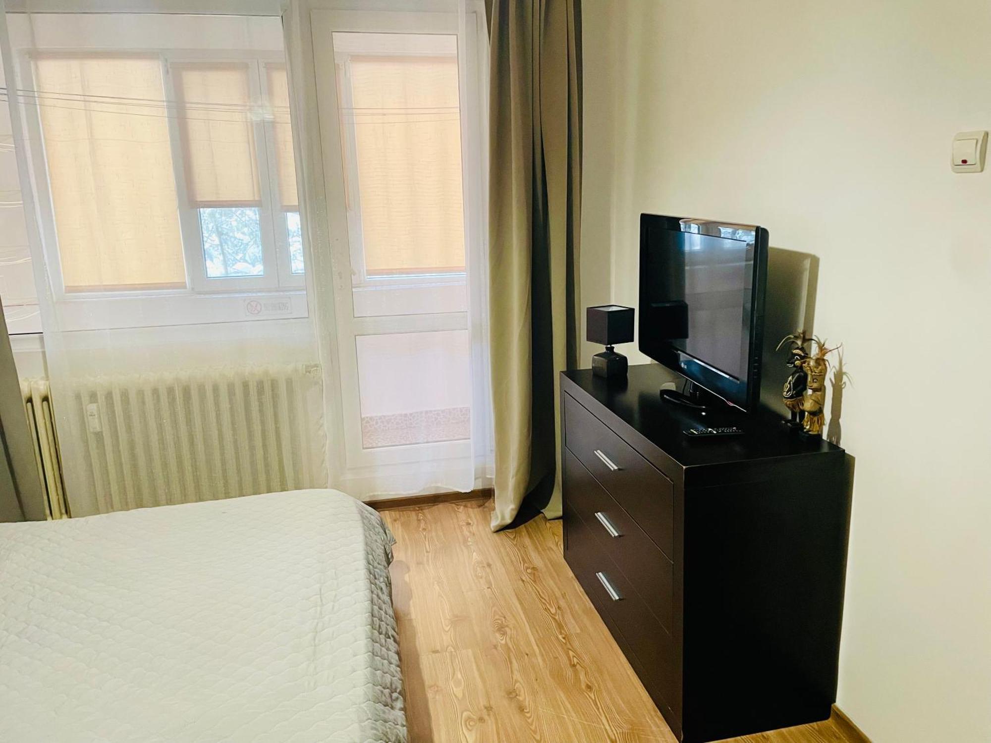 Thias -parter, Langa Spitalul Marie Curie Apartment