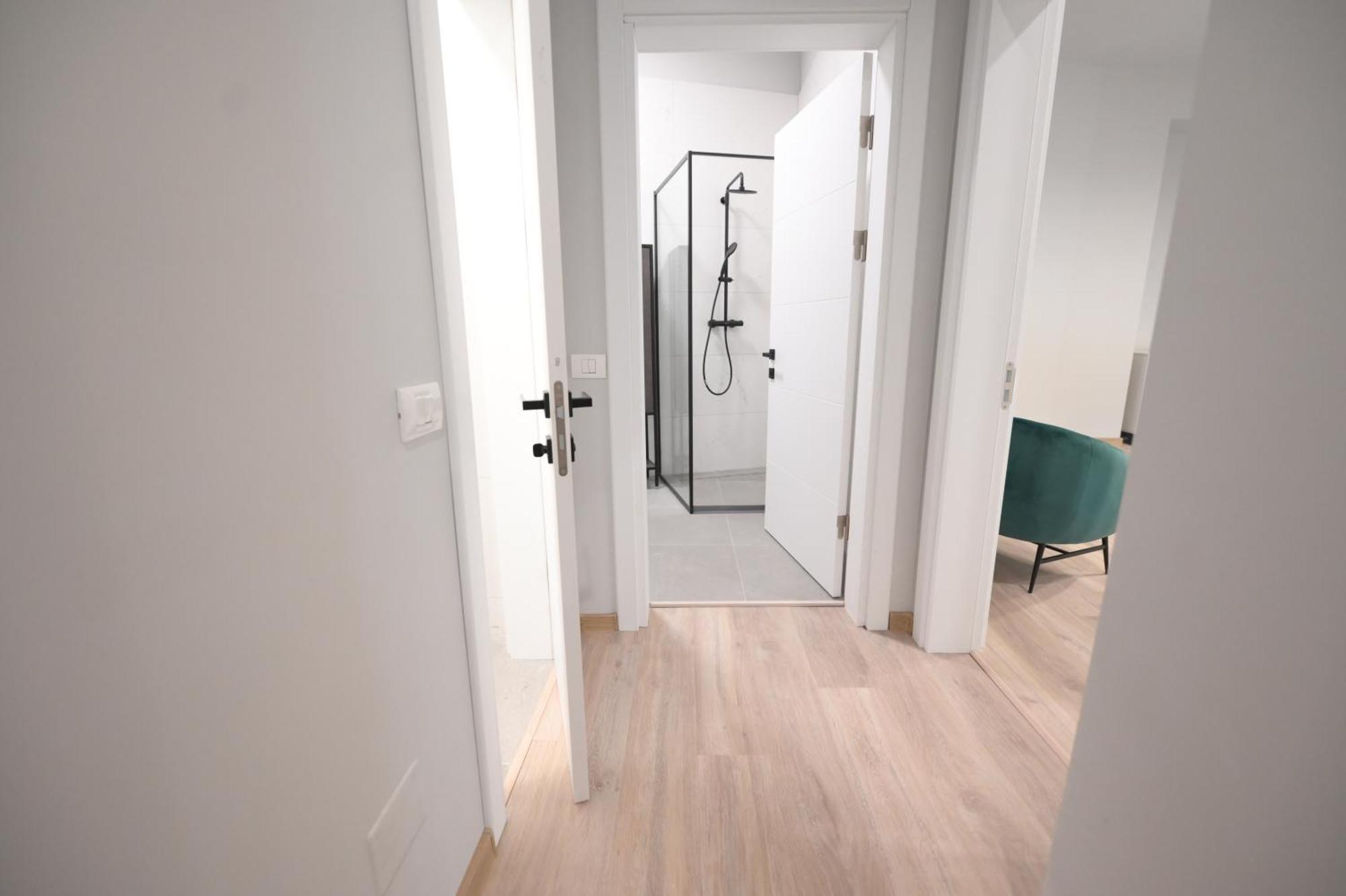 Umbrella Street Center Luxury 2 Bedroom Apartment *