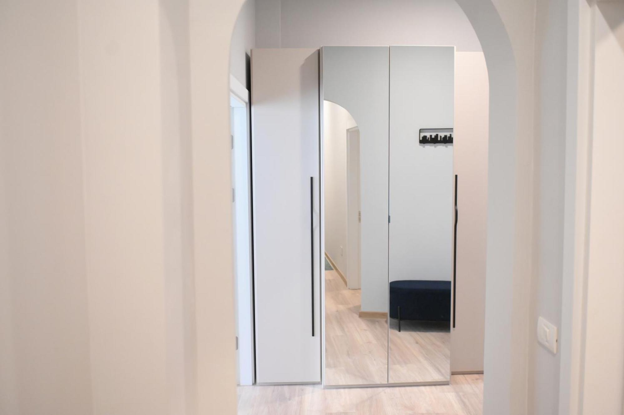 Umbrella Street Center Luxury 2 Bedroom Apartment