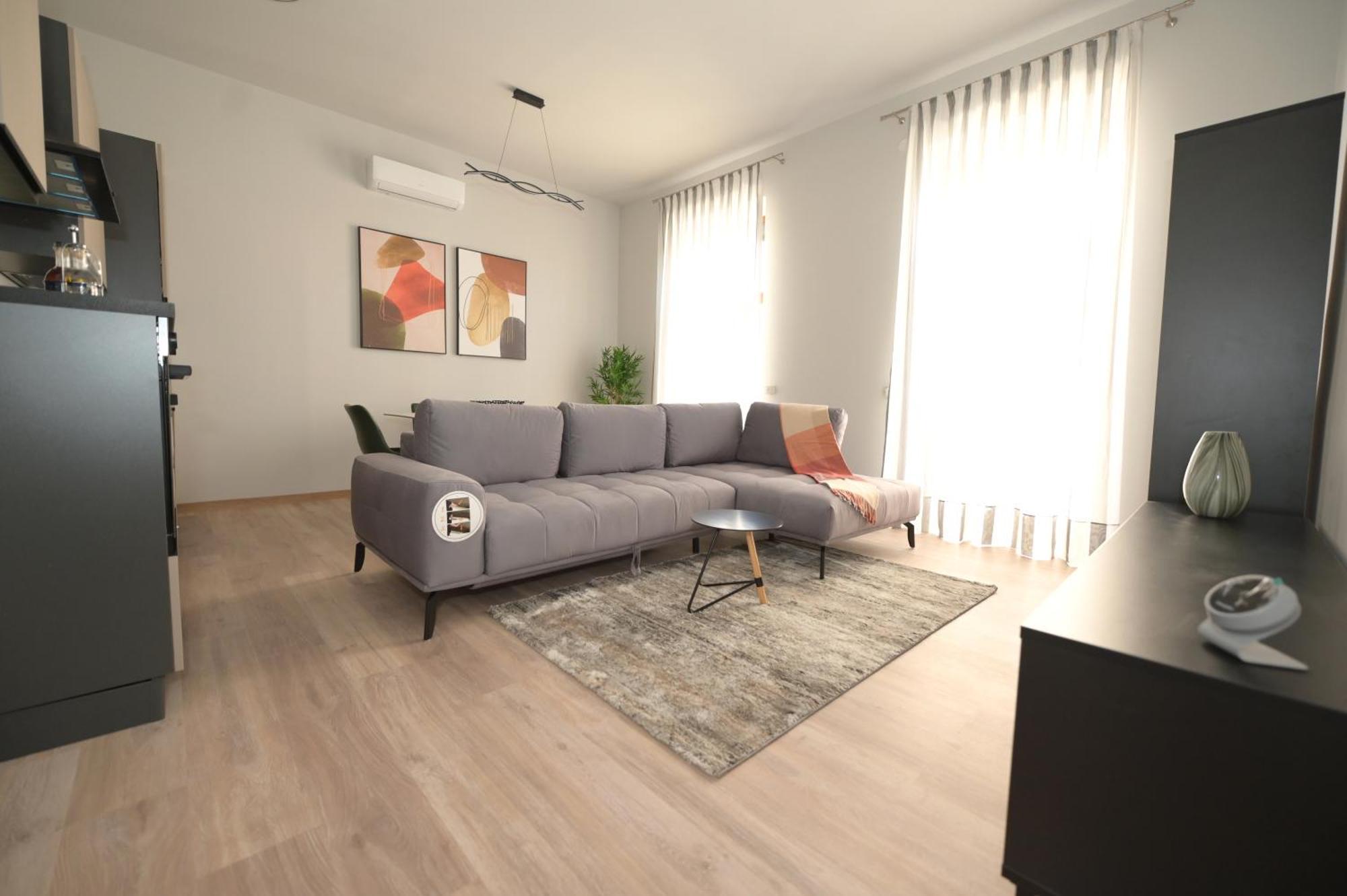 Umbrella Street Center Luxury 2 Bedroom Apartment
