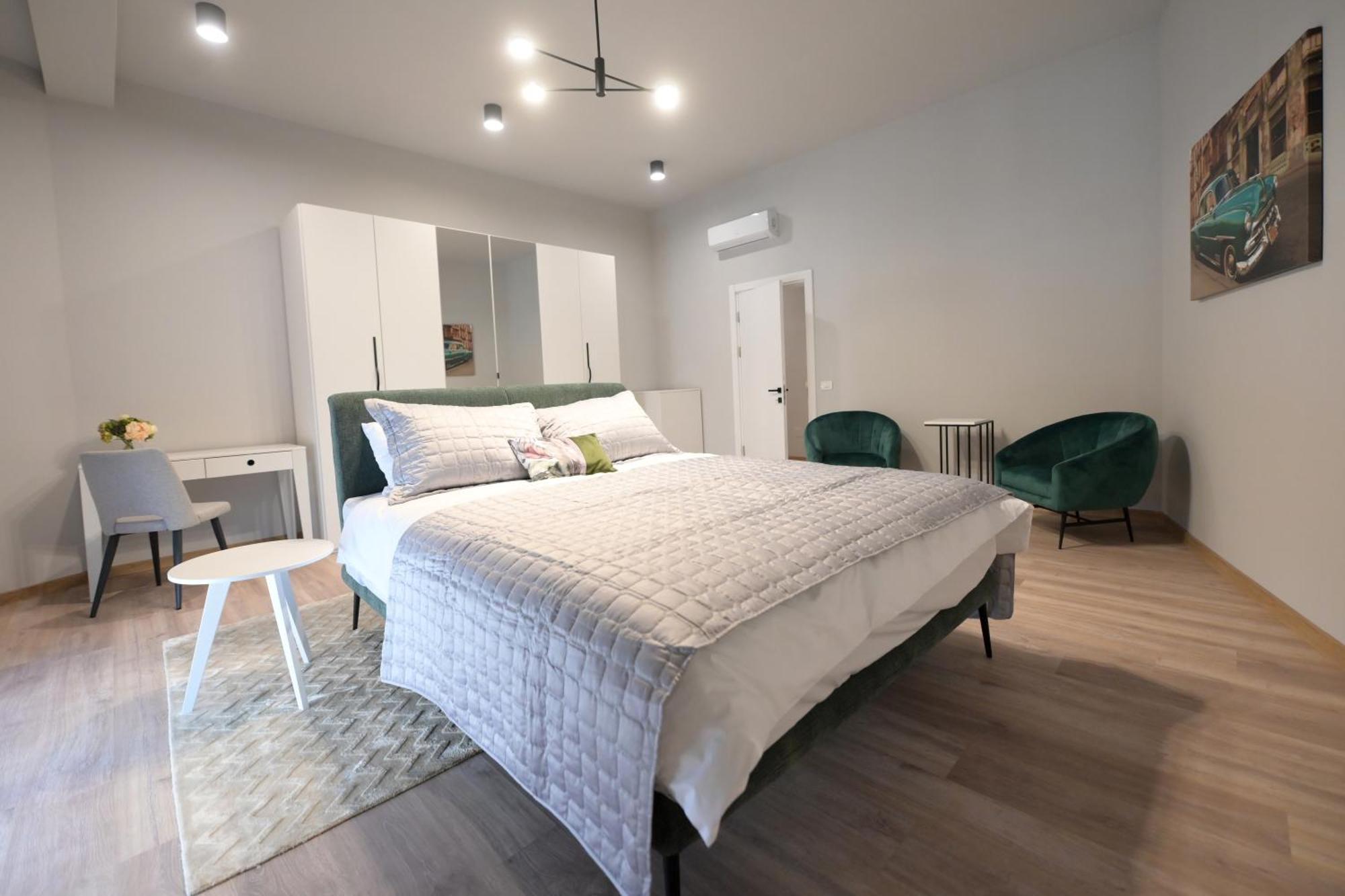 Umbrella Street Center Luxury 2 Bedroom