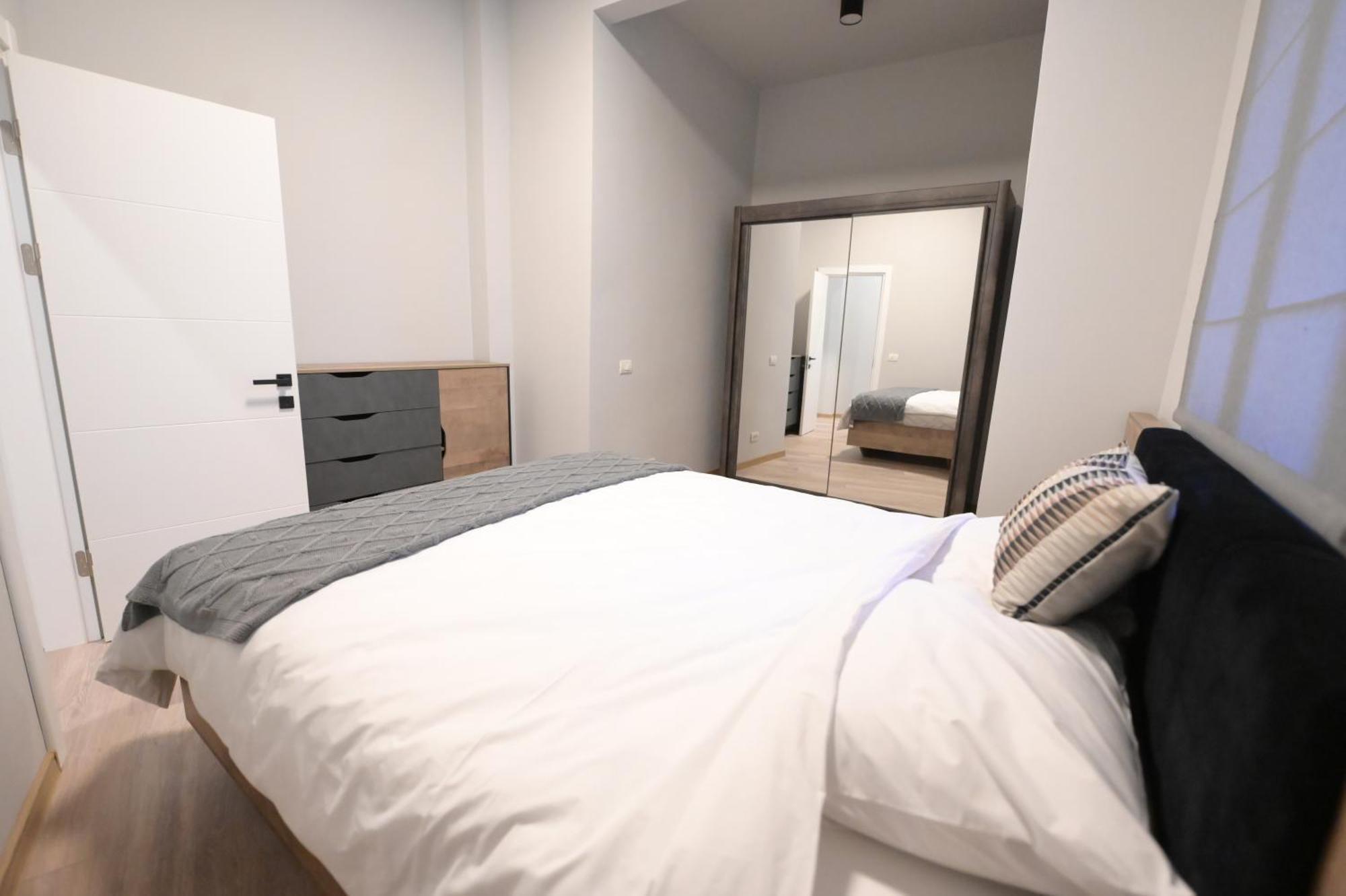 Umbrella Street Center Luxury 2 Bedroom Apartment
