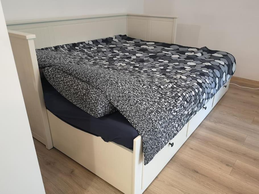 Apartment Lovely One Bedroom Next Mall Vitan Bucharest