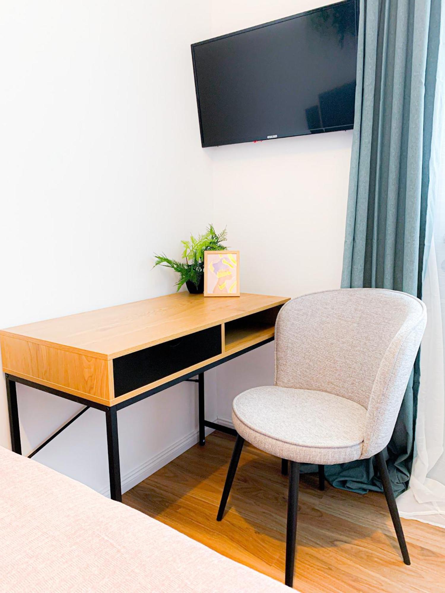 Chic Urbana: 140sqm 5-bedroom Downtown Gem Apartament Bucureşti