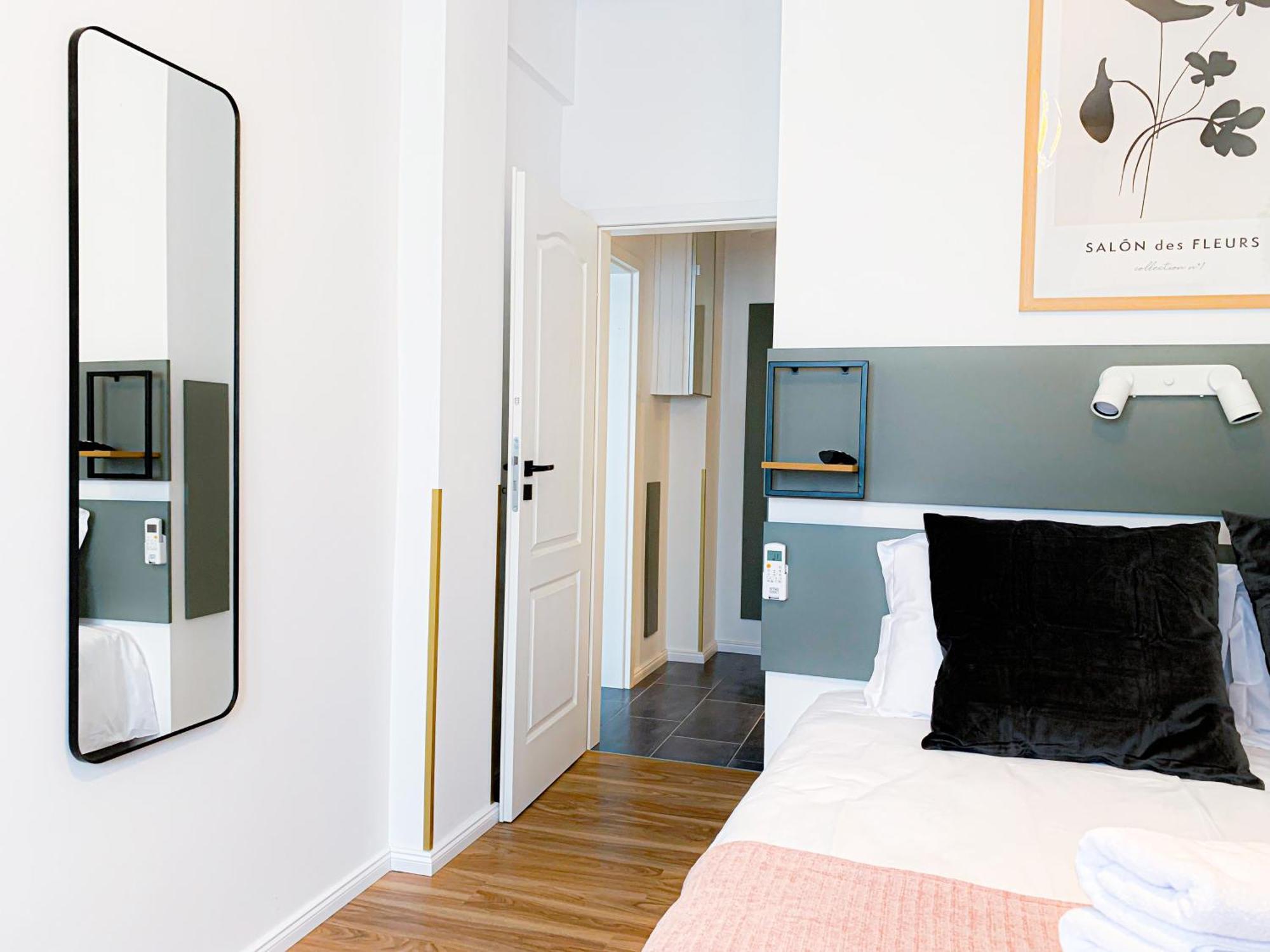 Apartament Chic Urbana: 140sqm 5-bedroom Downtown Gem