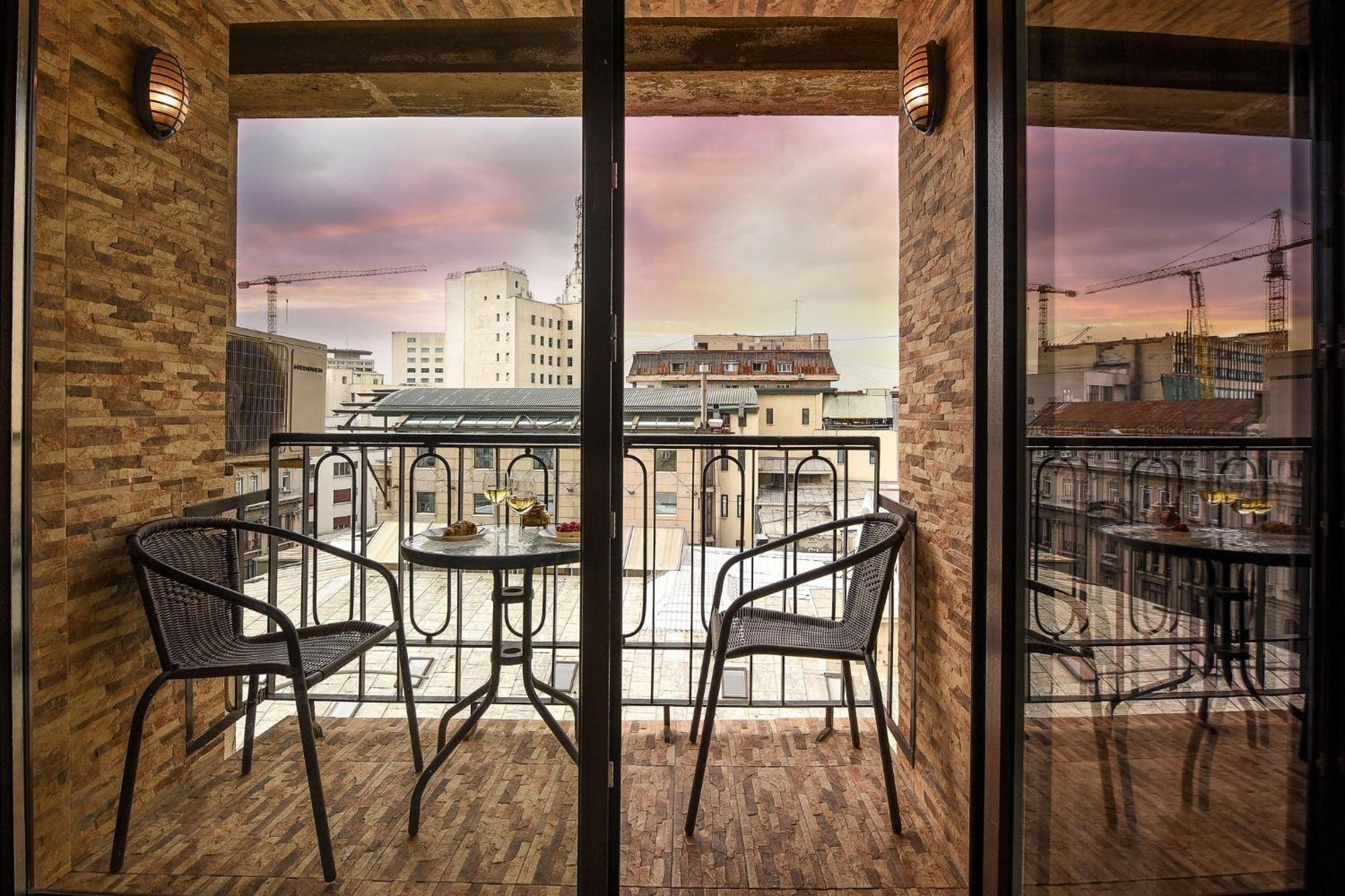 City-centric Comfort: 1-bedroom Near Military Circle Apartment Bucharest