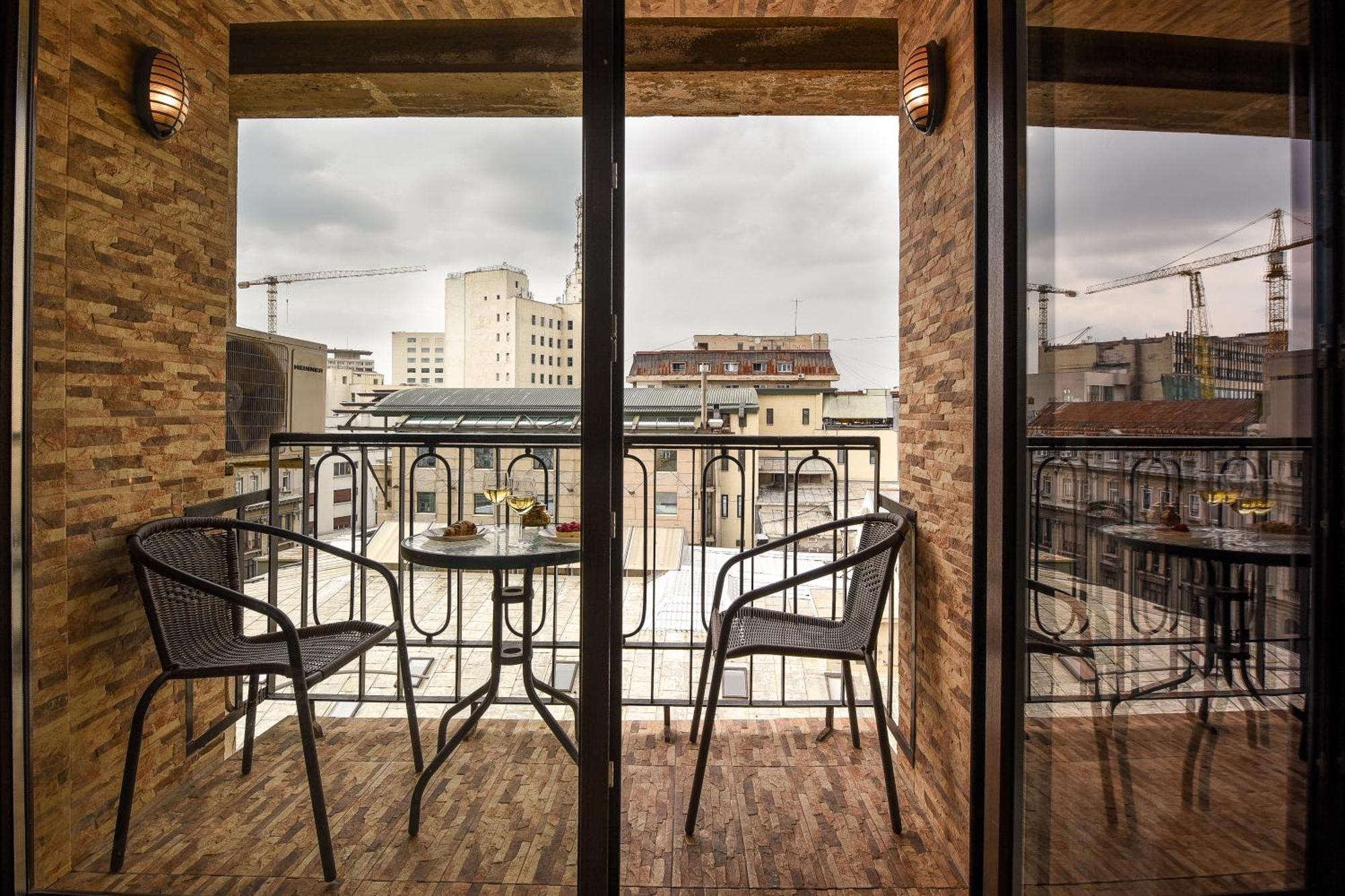 Apartment City-centric Comfort: 1-bedroom Near Military Circle *