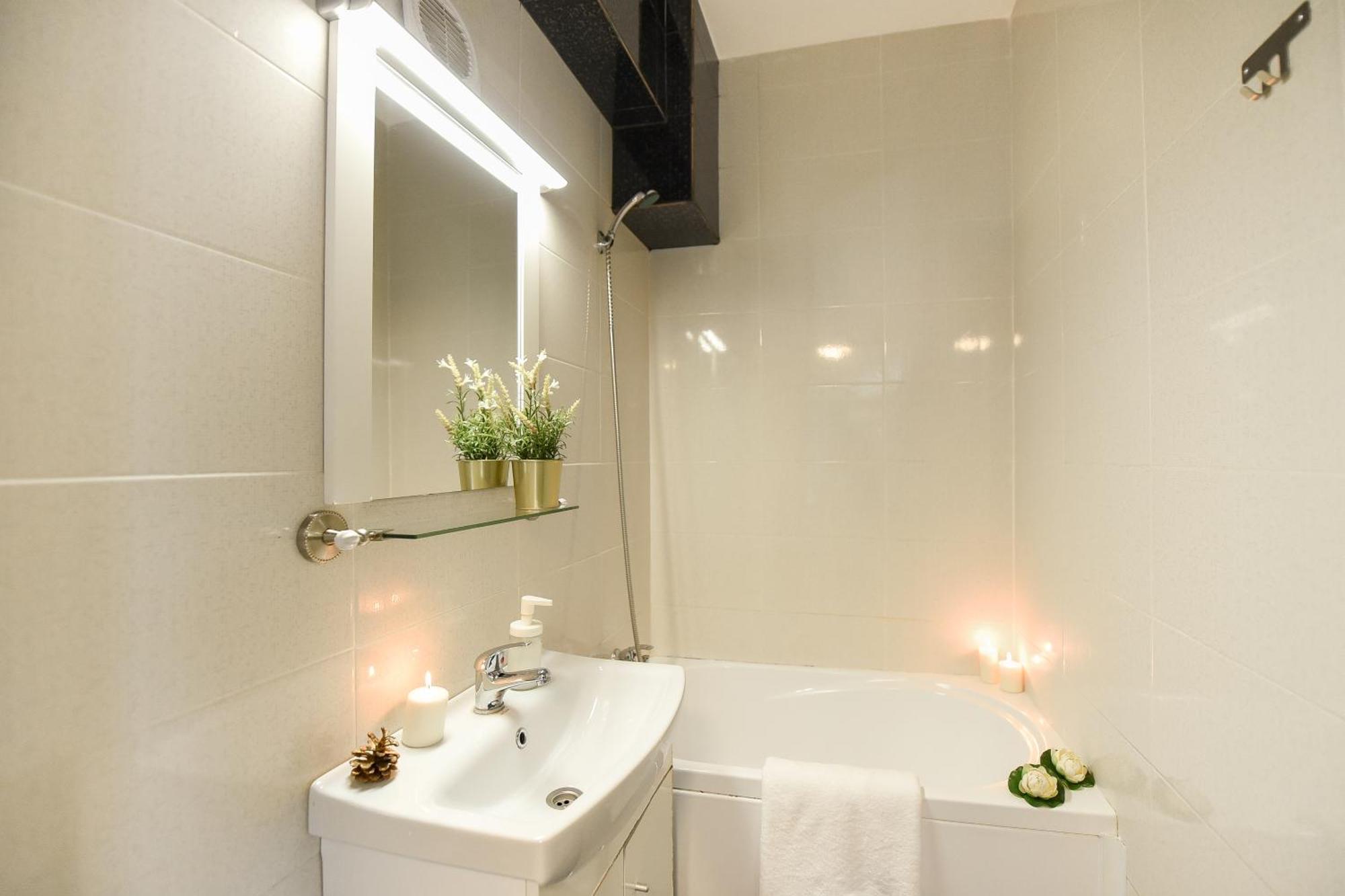 City-centric Comfort: 1-bedroom Near Military Circle Apartment