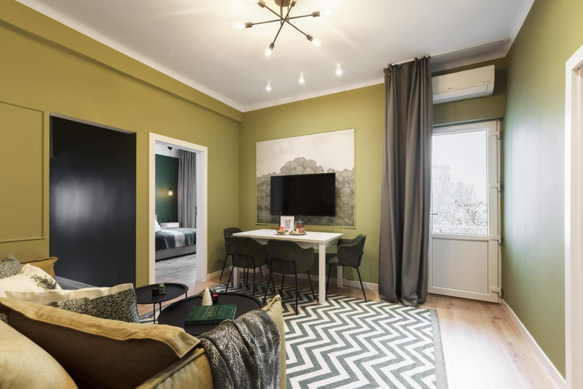 Apartment Holt - Out Of The Woods *