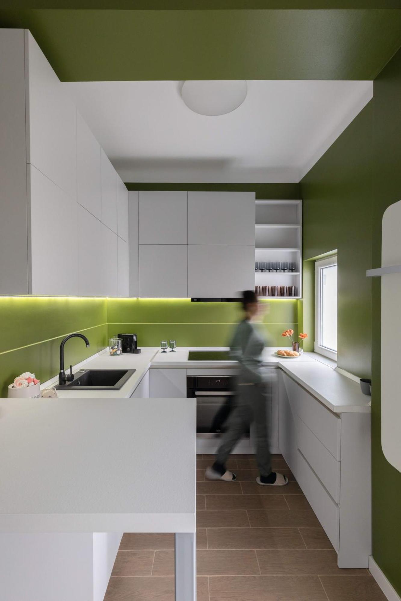 Apartment Holt - Out Of The Woods *