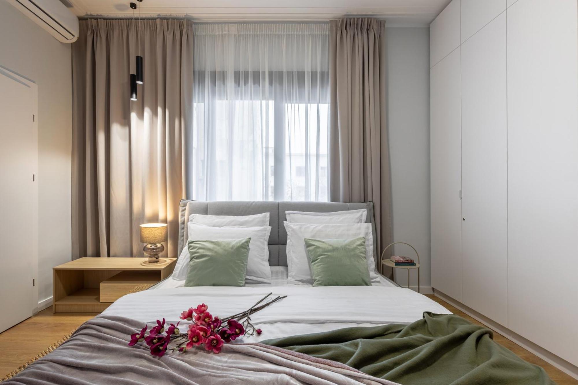 Holt Luxury Piata Romana 2br Urban Sanctuary Apartment *