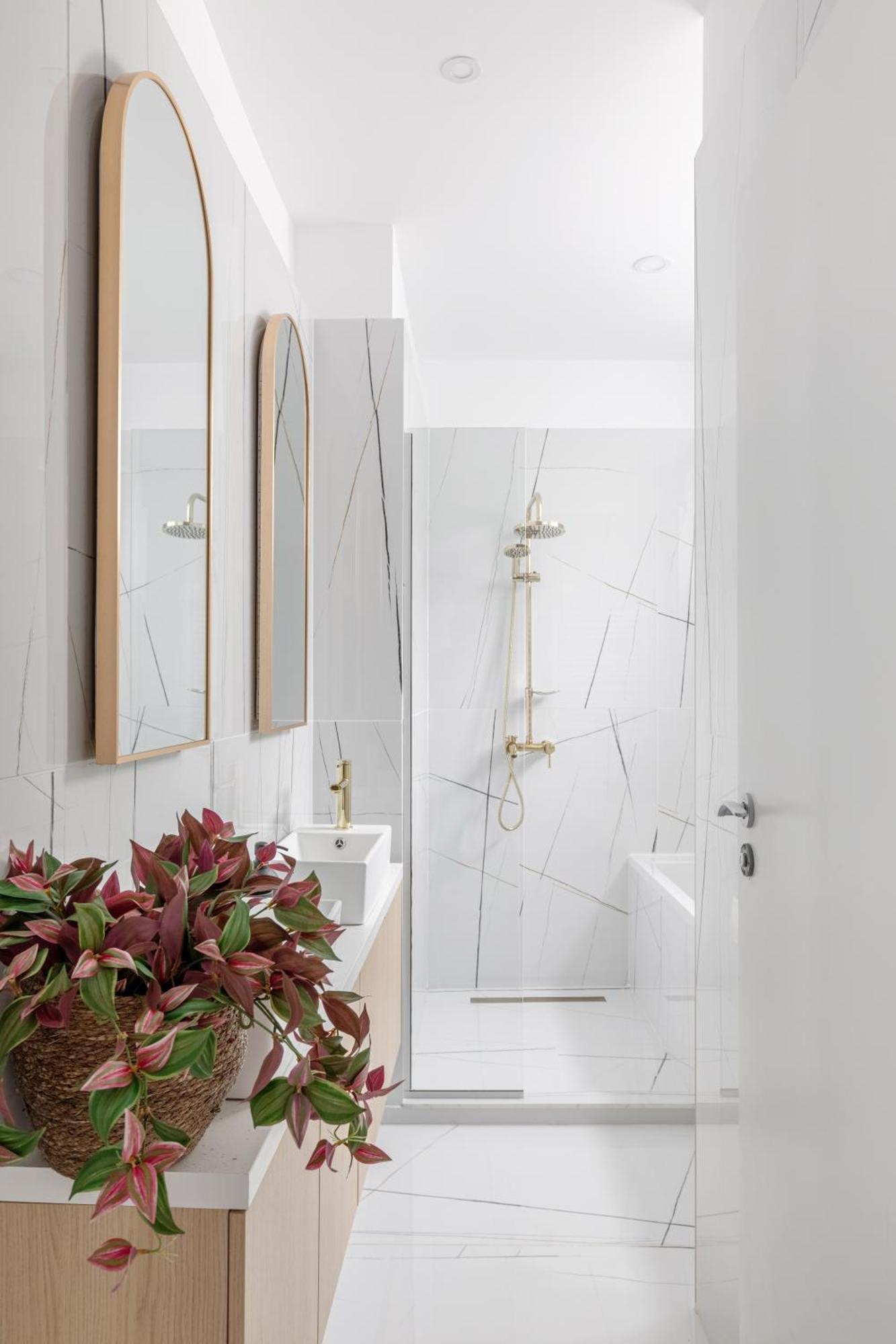 Holt Luxury Piata Romana 2br Urban Sanctuary Apartment Bucharest