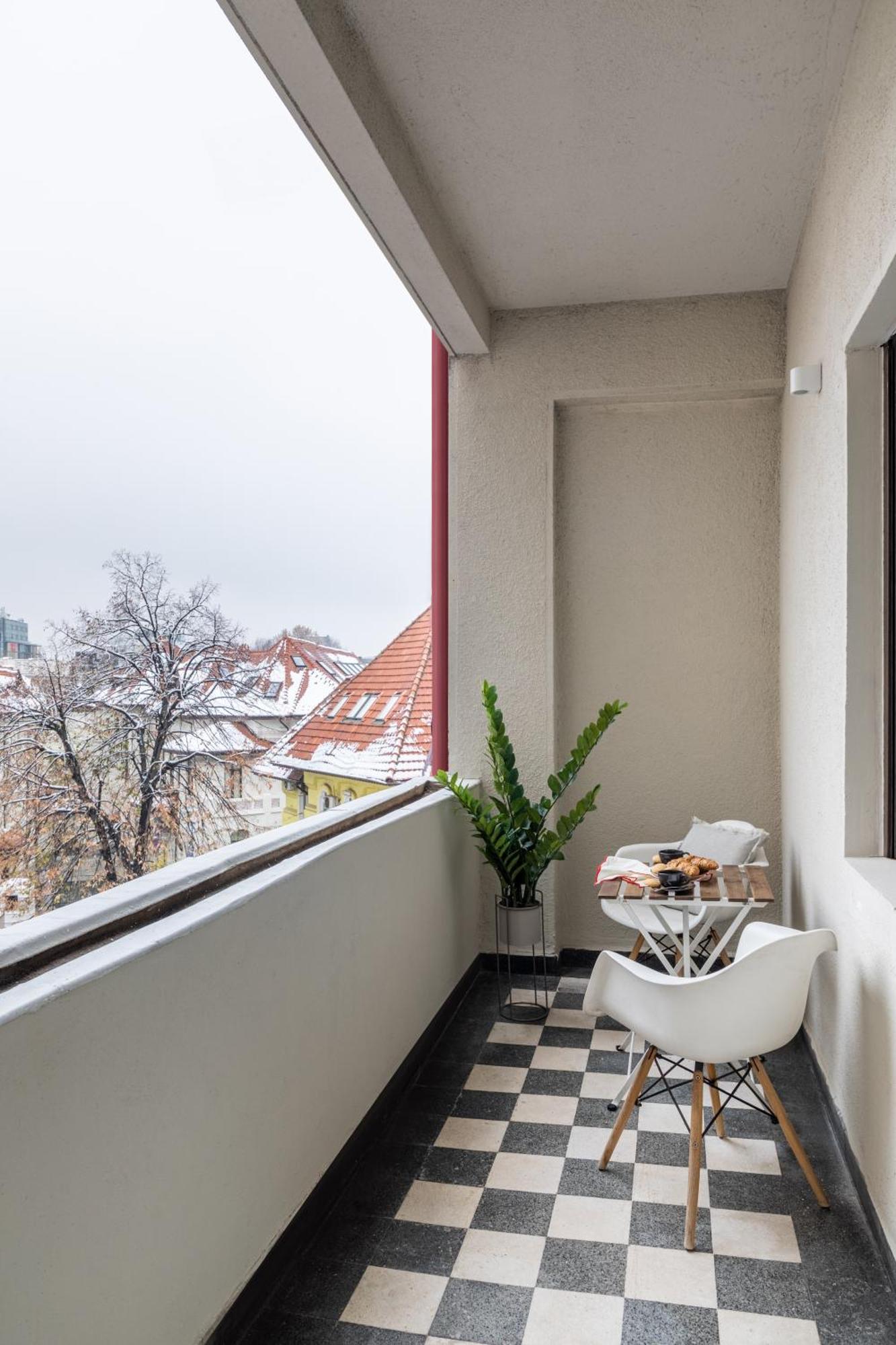 Holt Luxury Piata Romana 2br Urban Sanctuary Apartment